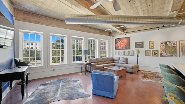 Building Photo - 222 Losoya St