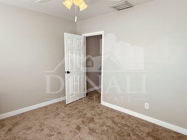 Building Photo - 1220 W Romo Jones St