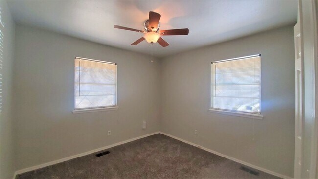 Building Photo - Super 3 Bed 2 Bath 2 Car Garage in Rolling...