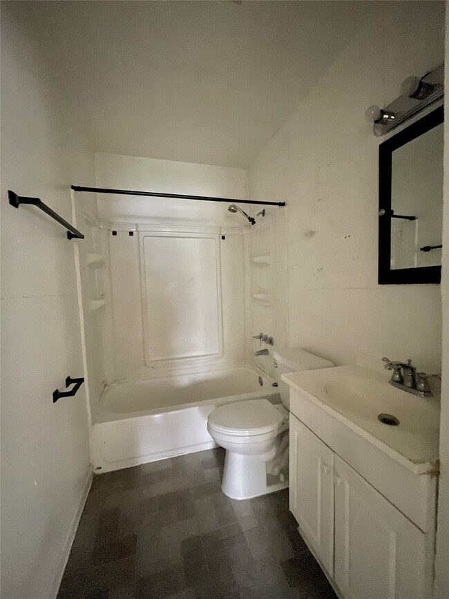 Building Photo - 1754 W 6th St