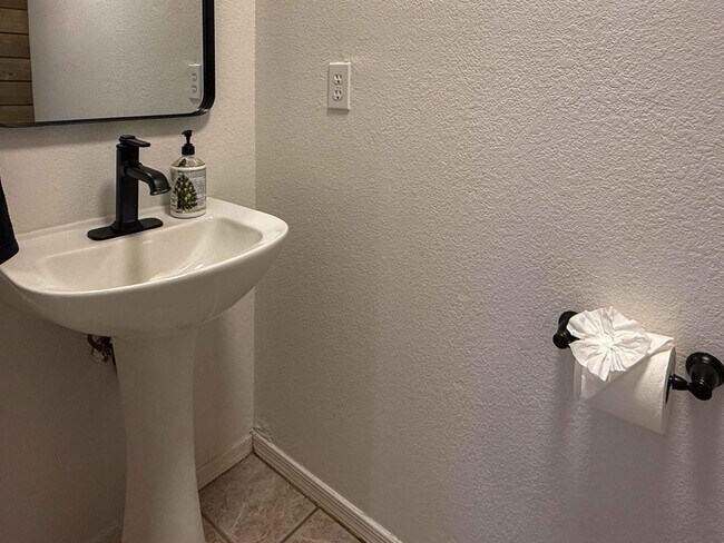 Building Photo - 3103 W Zachary Dr