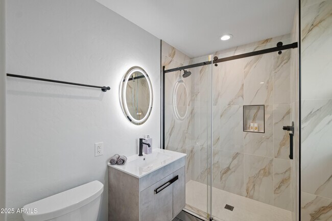 Building Photo - 2546 N 69th Pl