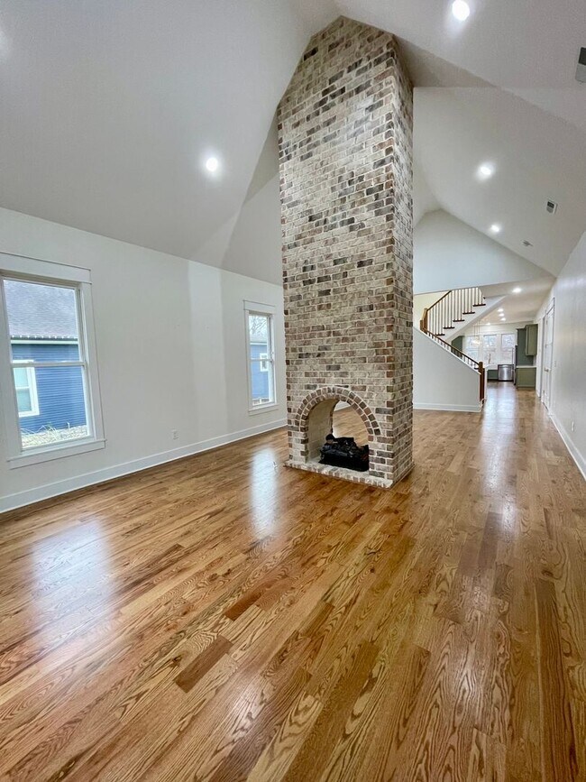 Building Photo - 323 50th Ave N