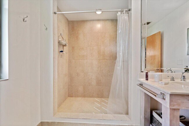 Building Photo - 11876 Pebblewood Dr