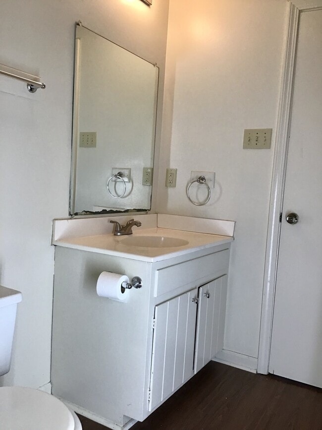 Building Photo - Beautiful 3 Bedroom Apartment. Great place at an affordable price.