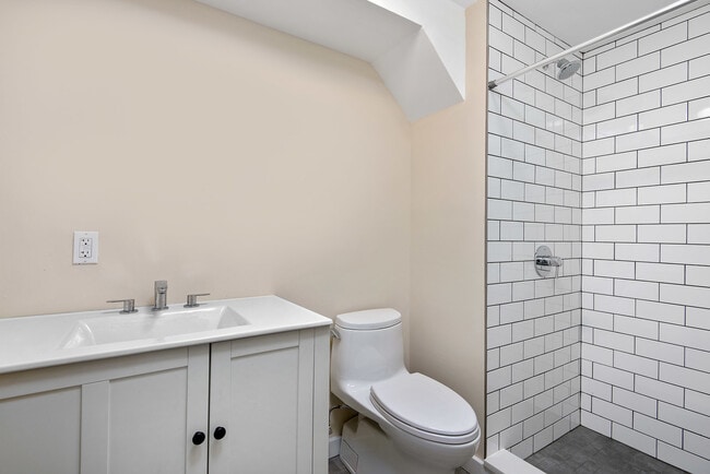 Building Photo - 2317 N Greenview Ave