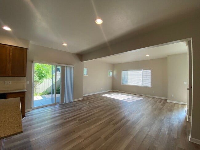 Building Photo - Rare Liberty Lake Townhome in Rocky Hill – 3 Bed, 2.5 Bath End Unit Available July 15th