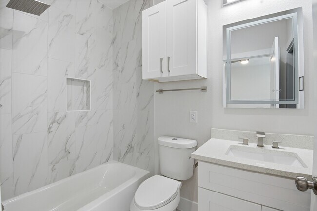 Building Photo - 727 S Victory Dr