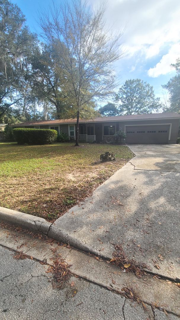 Building Photo - Beautiful 4/2 fenced home in Chatworth Court