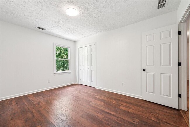 Building Photo - 5600 Surrey Ct