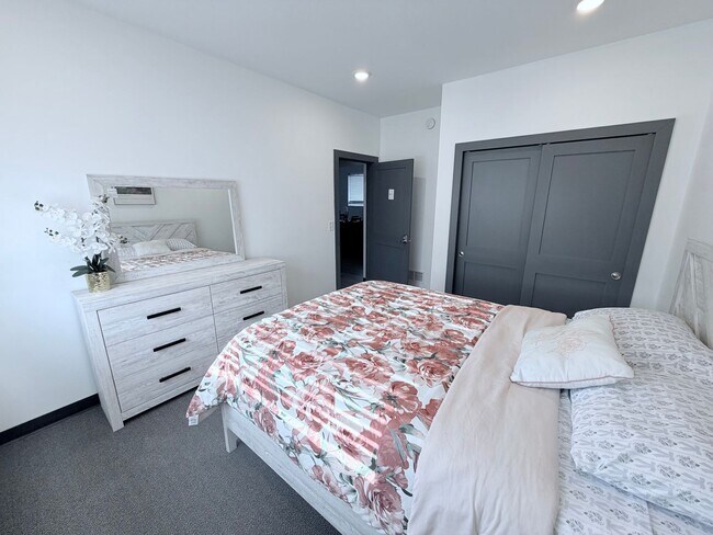 Building Photo - 385 S Clinton Ave