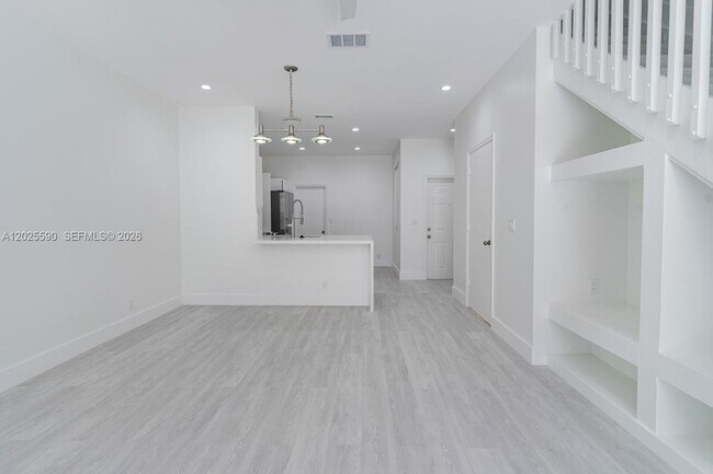 Building Photo - 2098 Madeira Dr