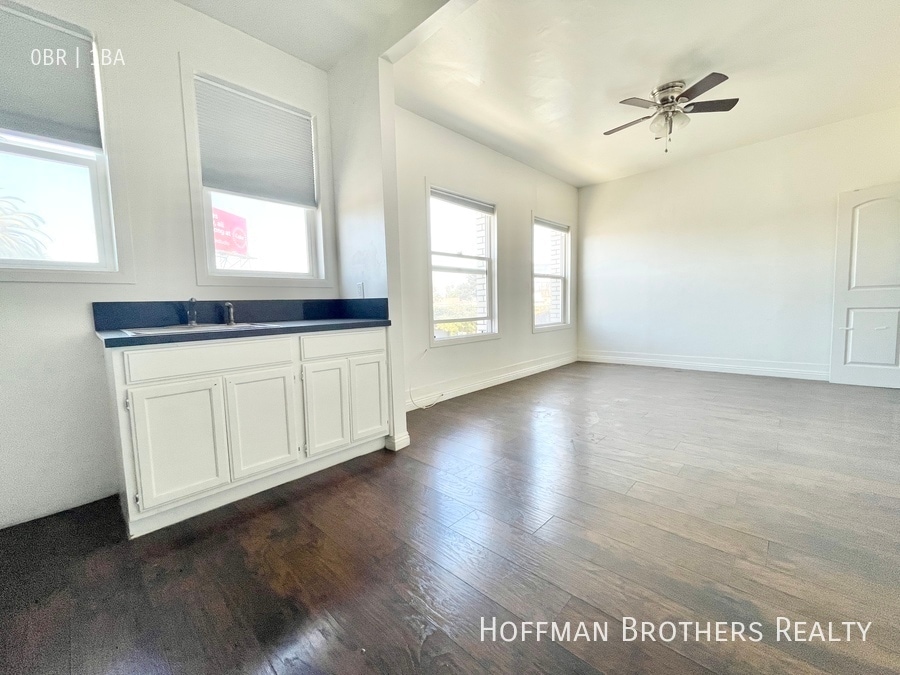 Building Photo - 1906 Cimarron St