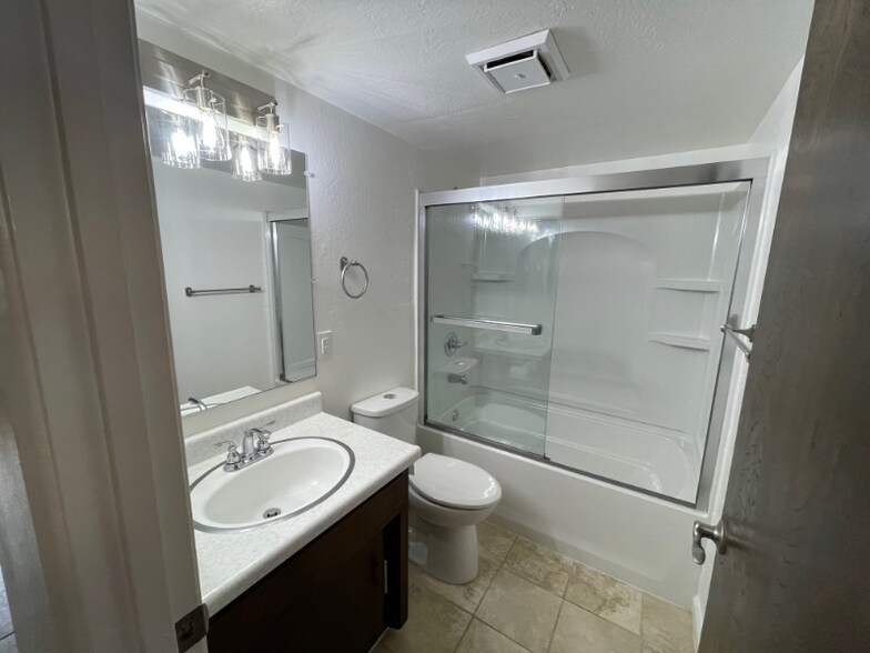 Building Photo - 3335 Panorama Dr