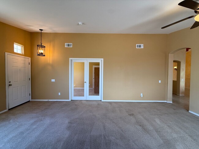 Building Photo - Spacious Single Story 4 Bedroom, 2 Bathroo...