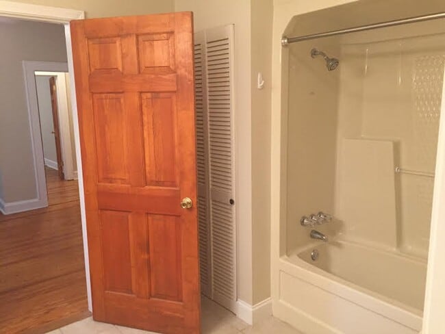 Building Photo - 3 Bedroom 2.5 Bath Townhome in Downtown Greenville and Near the Hampton Pinckney Historic District