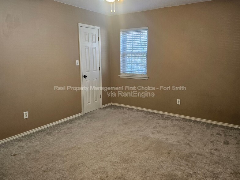 Building Photo - 306 Elfen Glen St