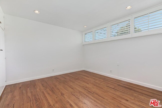 Building Photo - 609 N Doheny Dr