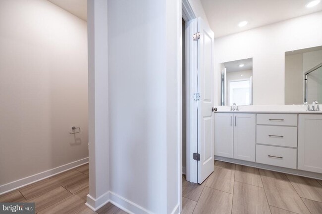Building Photo - 715 Platinum Dr