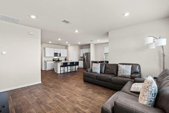 Building Photo - 381 Evergreen Sumac Lp