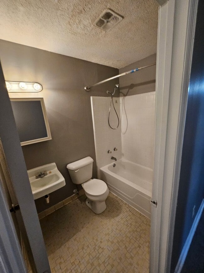 Building Photo - 4 Bedroom Home in Wilmington, NC!