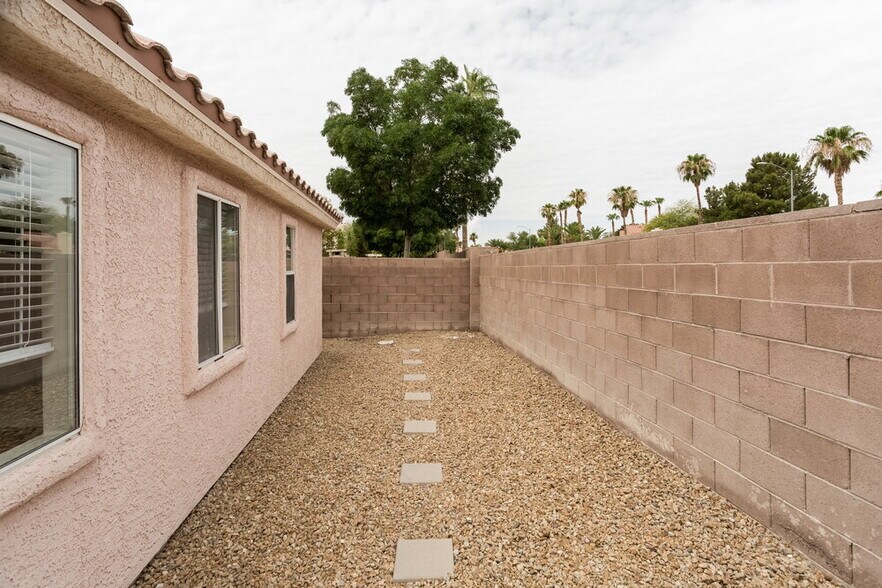 Building Photo - 4565 Savin Cir