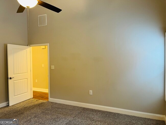 Building Photo - 5750 Crest Hill Dr NE