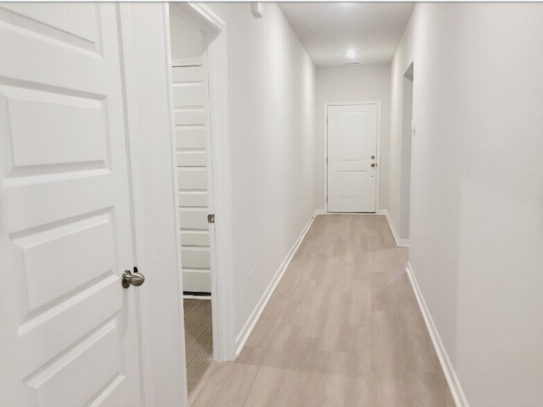 Building Photo - 275 Lillian St