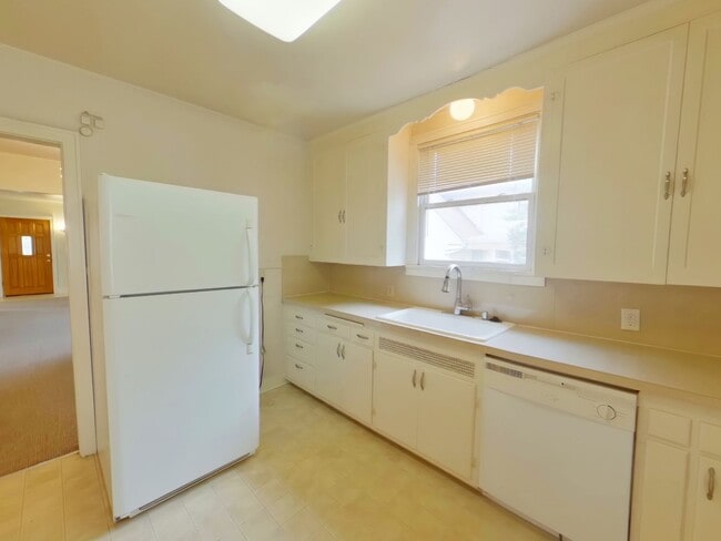 Building Photo - Large Classic Campus Home