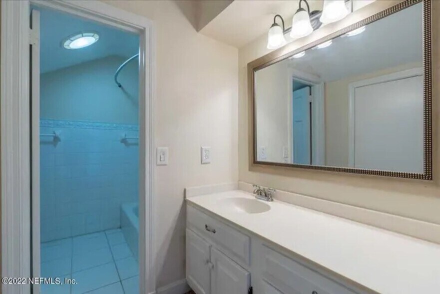 Building Photo - 842 Cedar St