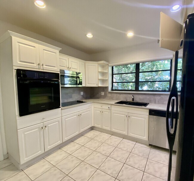 Building Photo - 1101 Bay Dr