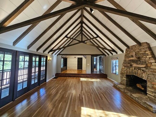 Building Photo - Stunning 1 Bed 1.5 Bath Naglee Park Home W...