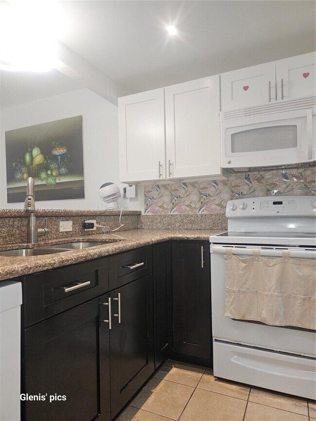 Building Photo - 20400 W Country Club Dr