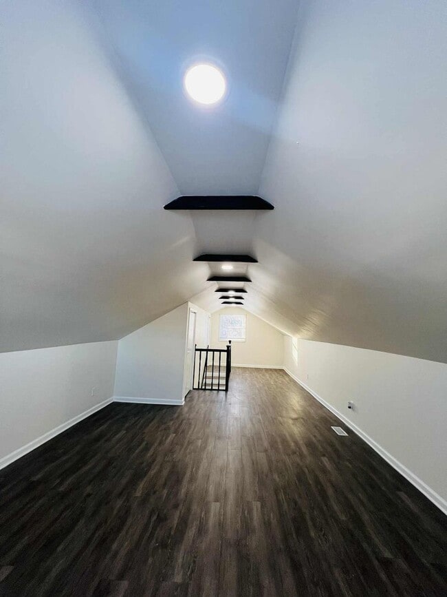 Building Photo - Freshly Updated Single-Family Home with Spacious Upper Bedroom