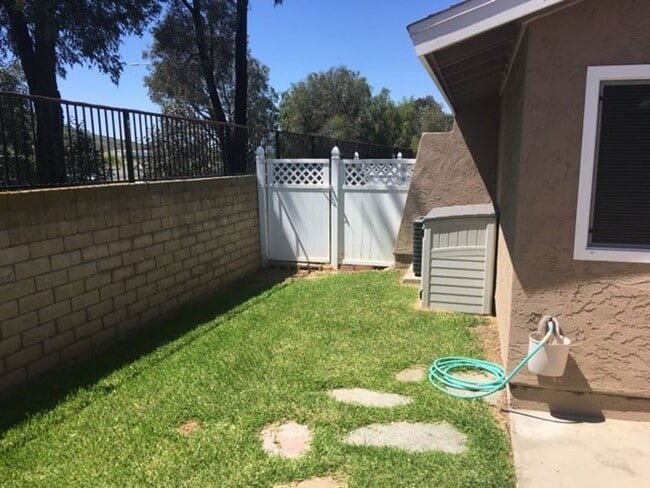 Building Photo - 44727 La Paz Rd