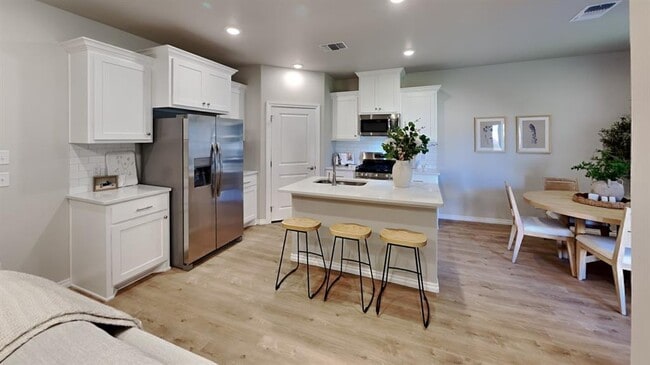 Building Photo - 6801 Labelle Dr