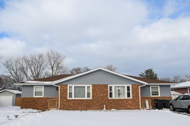 Primary Photo - 2 bed 1 bath Duplex in Portage