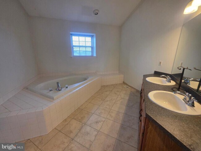Building Photo - 138 Persimmon St