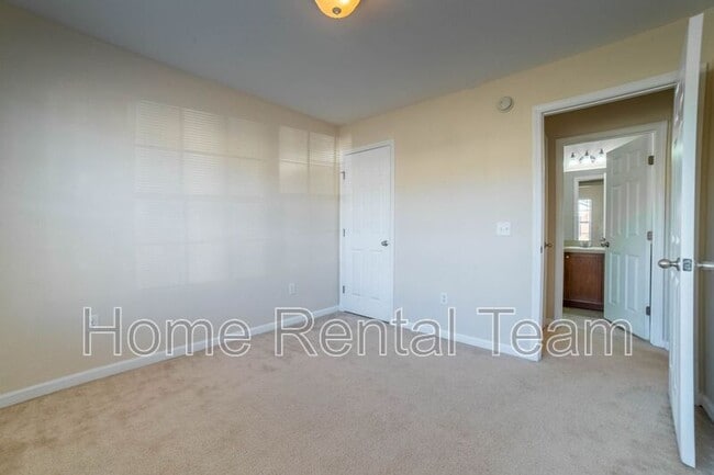 Building Photo - 37 Twin Oaks Pl