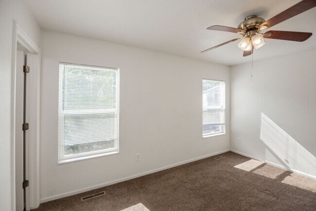 Building Photo - Students Welcome! Charming 3-Bedroom, 2-Bath Home in the Heart of Mid-Town Fort Collins