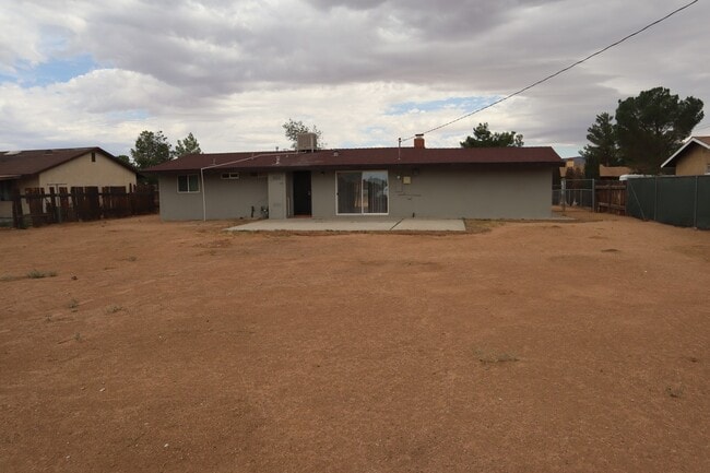 Building Photo - Apple Valley, 3 Bedroom, 2 Bathrooms, 1/2 acre property, Fully fenced