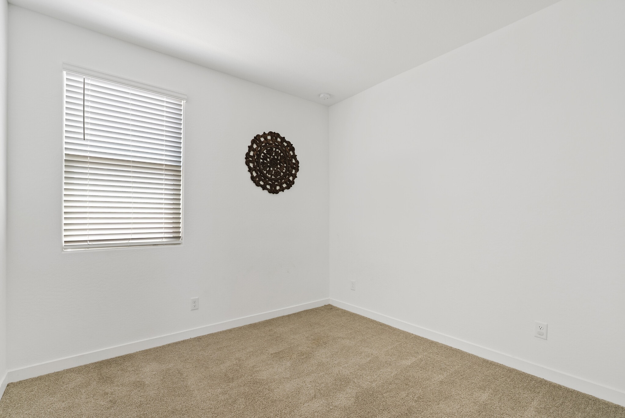 Building Photo - 2204 E Kelly Dr