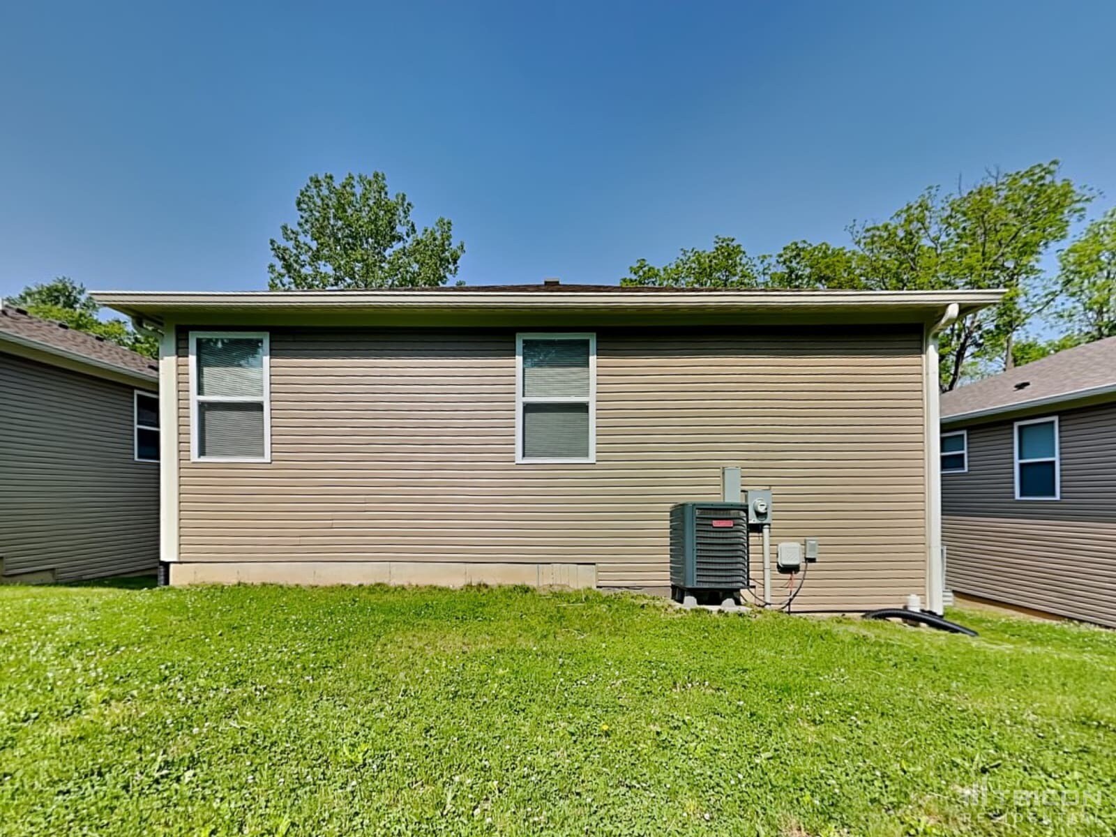 Building Photo - 906 W Clinton St