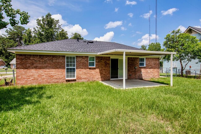 Building Photo - ** 3 bed 1 bath located in Montgomery East...