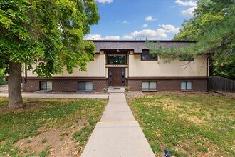 Building Photo - Bright & Updated 2 Bed Rental – Move-In Re...