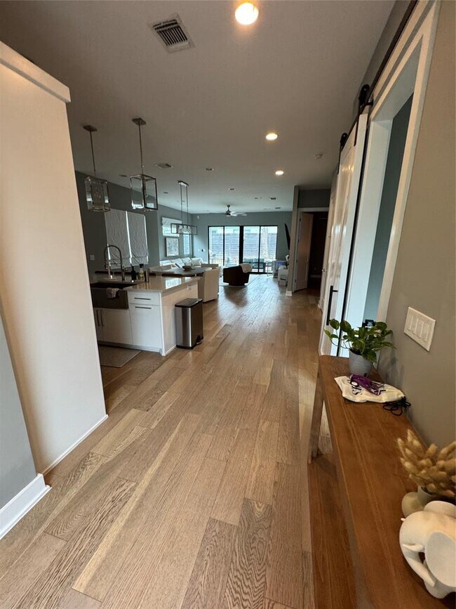 Building Photo - 1908 Kinney Ave