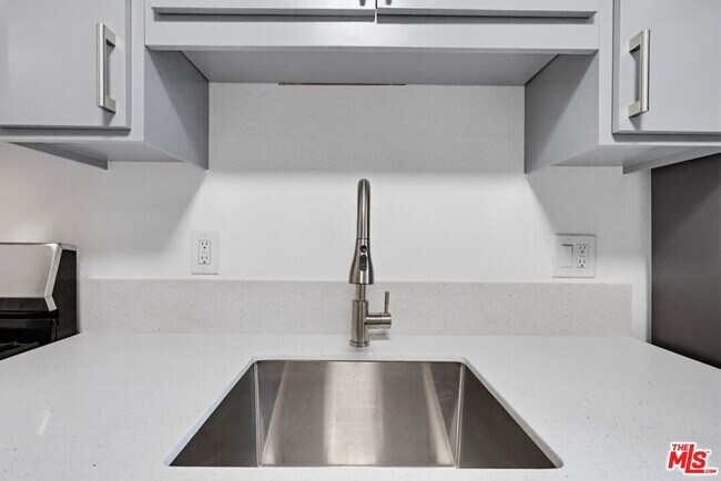 Building Photo - 222 S Ave 63