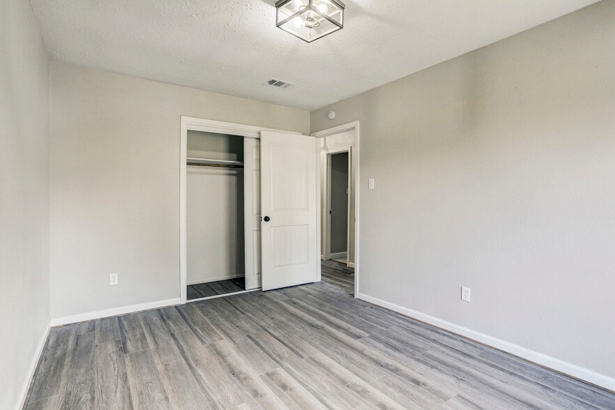 Building Photo - 2071 Delphi Ln