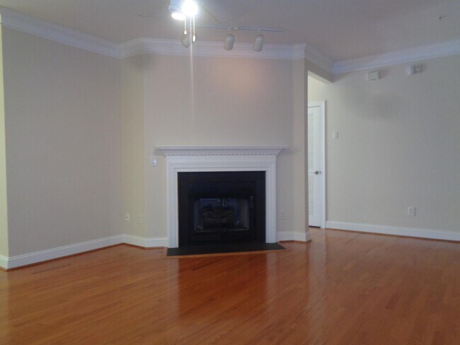 Building Photo - 914 Providence Glen Dr