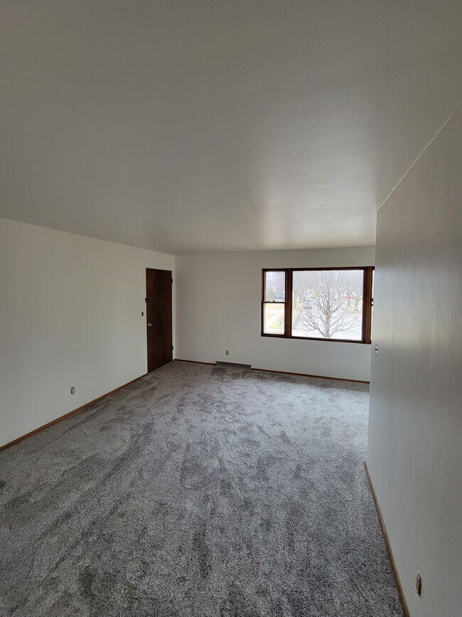Building Photo - 1727 Silvercrest Dr